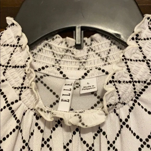 Elle White and Black Sleeveless Blouse with Mandarin Collar - Picture 2 of 4